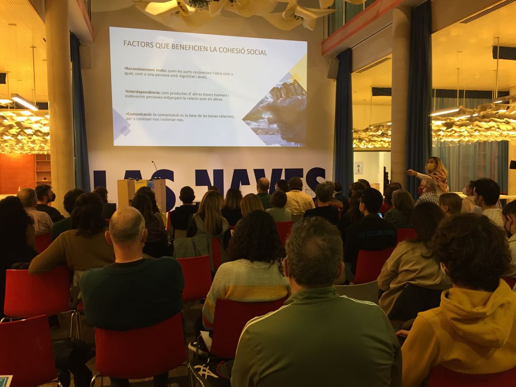 vlcinnovation's tweet photo. DIRECTO | @evalegaz en la jornada sobre patios escolares abiertos: "Para hacer red debe haber una solución colectiva a un problema colectivo donde nadie quede fuera".

#CiutatCompartida #MissionsValència #Nautae #GestióComunitària #PatisOberts #GenerarComunitat https://t.co/f6siSZJDHU