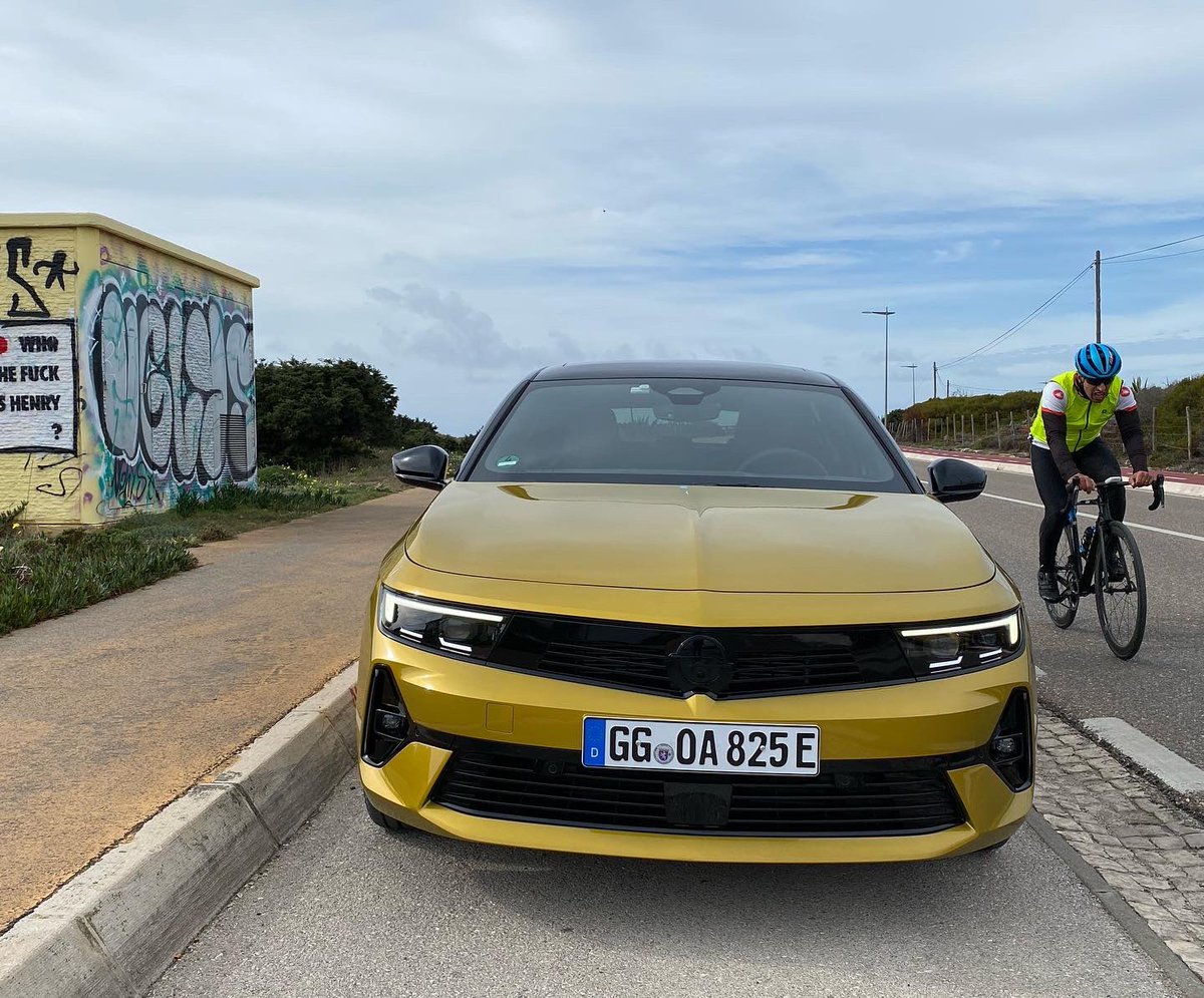 RolandTameling's tweet photo. Wie Henry is? Geen idee!
Ik weet wél dat de nieuwe @Opel Astra verdraaid goed gelukt is. Als je het mij vraagt opnieuw bewijs dat Opel zijn mojo hervonden heeft. Hij klopt. (Ok, op de ruimte achterin na…)
Video en rijtest volgen snel
#HUGEcarguy
#NewOpelAstra
@Opel_Nederland https://t.co/Jd8MWF5p9J
