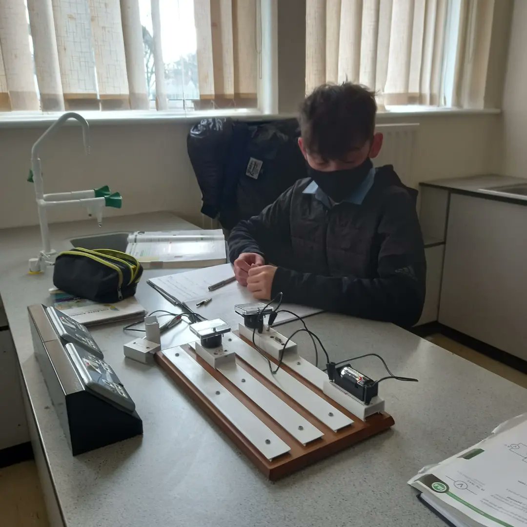 colaisteaindriu's tweet photo. 2nd year students doing electric circuit readings in Science class this afternoon.
#juniorcyclescience #physics #numeracy https://t.co/YmgxNRiFAF