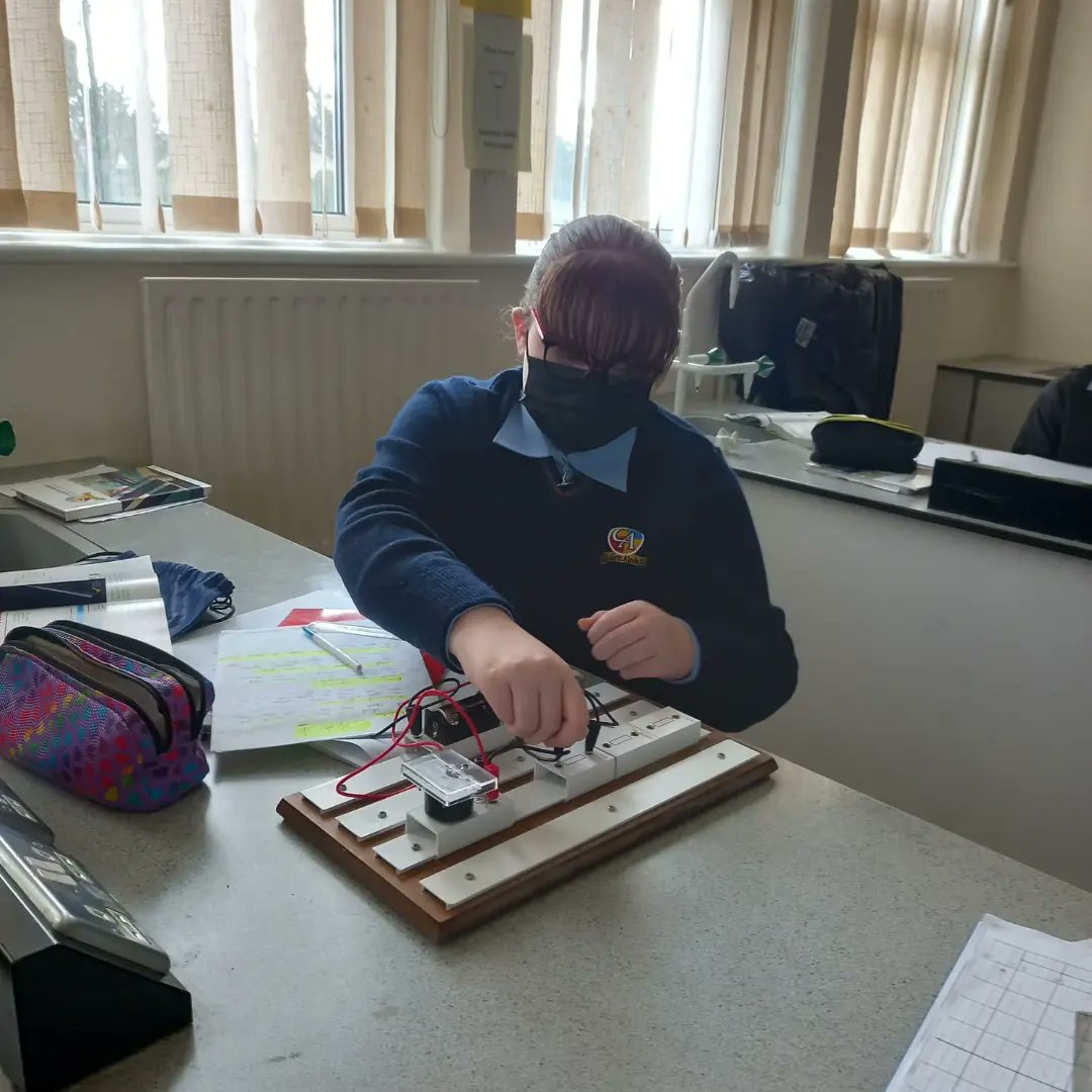 colaisteaindriu's tweet photo. 2nd year students doing electric circuit readings in Science class this afternoon.
#juniorcyclescience #physics #numeracy https://t.co/YmgxNRiFAF