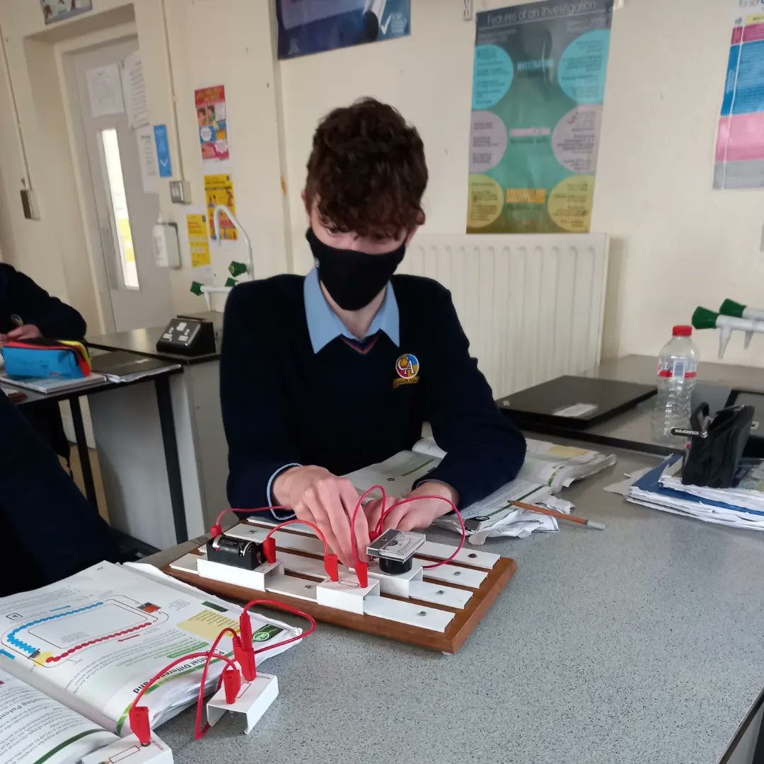 colaisteaindriu's tweet photo. 2nd year students doing electric circuit readings in Science class this afternoon.
#juniorcyclescience #physics #numeracy https://t.co/YmgxNRiFAF