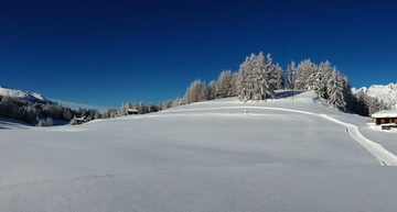 streumeyer's tweet photo. Noch zum Entdecken! Winterwandern hoch über dem Mattertal im Wallis!
Auf der #Moosalp-Panoramaterrasse von den urchigen Bergdörfern #Törbel nach #Bürchen über aussichtsreiche Felder & tiefverschneite Wälder!
@valaiswallis
@PostAuto-Wandertipp: … https://t.co/4VuQ35ehzW