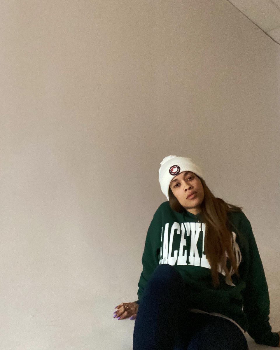artthougr8's tweet photo. Big shout out to @meanstm for getting me flyyyy 🕊 in their PEACE KEEPER 🕊hoodie for our latest episode of #Top3! Go #Follow them nowww 🥂✨ https://t.co/hQCr4YXMTW