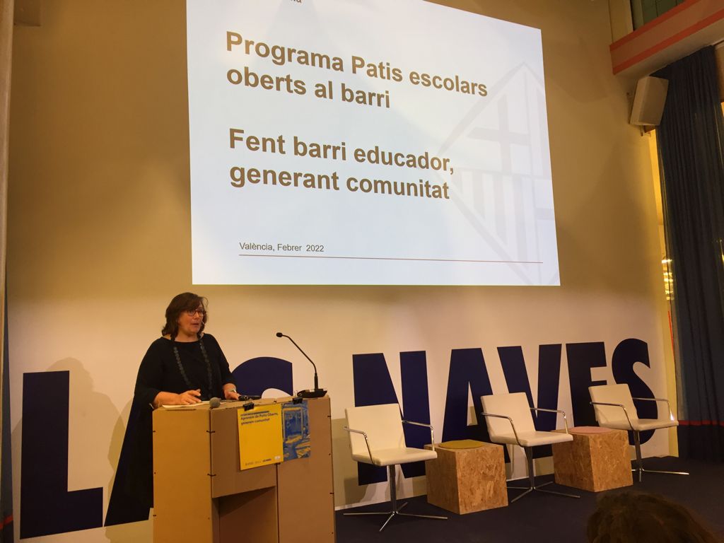 vlcinnovation's tweet photo. DIRECTE | Ara Pilar Lleonart de @BCN_ajuntament ens explica l'experiència de #PatisOberts a Barcelona. "Tenim una sèrie de requeriments per a obrir un pati que són innegociables".

#CiutatCompartida #MissionsValència #Nautae #GestióComunitària #GenerarComunitat https://t.co/L4m0pKa3ju