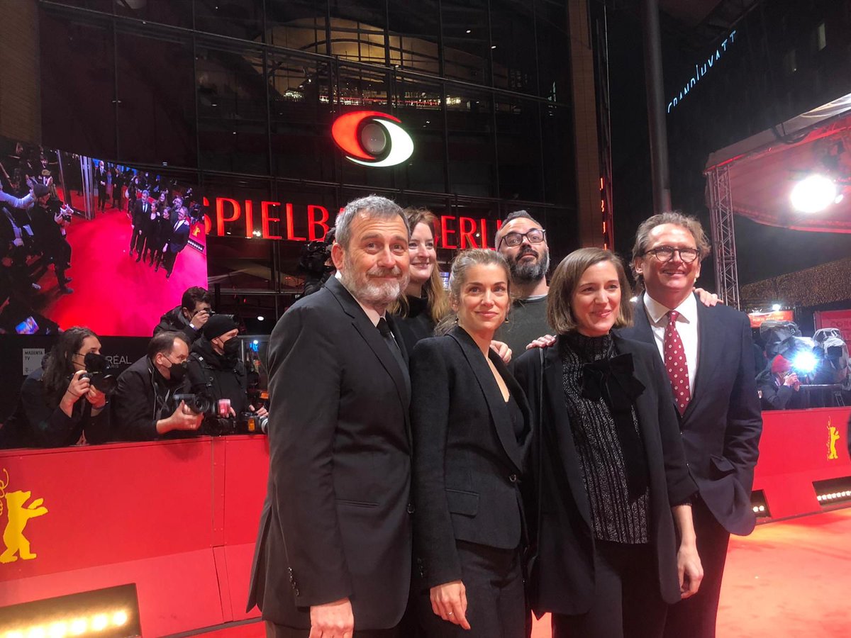 ¡A punto de entrar en la gala de entrega de premios de la #Berlinale2022! 🤞

#Alcarràs 🍑  

CC: <a href="/Avaloncine/">Avalon</a> <a href="/VilautF/">Vilaüt Films</a> <a href="/kinoproduzioni/">Kino Produzioni</a> <a href="/FilmsMk2/">mk2 films</a>