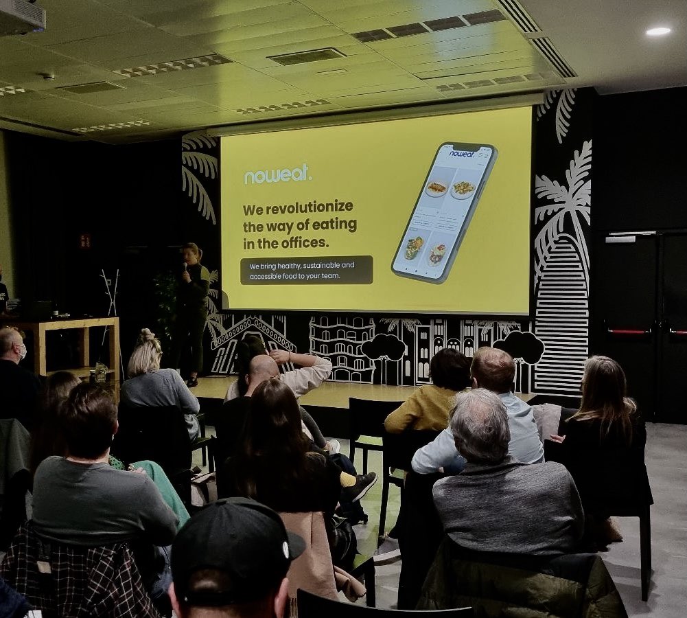 FrancescTerns's tweet image. Hace sólo 10 meses que instalamos la primera nevera…. y ayer en el evento organizado por @forwardfooding para presentar la lista #500foodtech entramos en el Top 5 de España y la 202 del mundo. 

Seguimos! 🚀🚀🚀