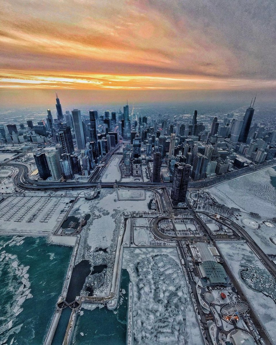 I spy a soaring tower showcasing bold style and iconic design in the heart of Chicago. Can you spot us? 👀 Instagram 📷: sashaaa.c