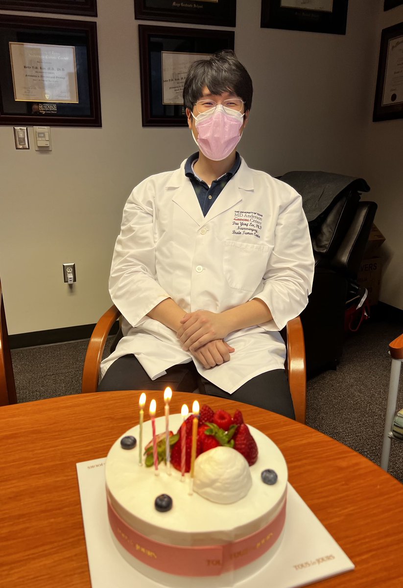BettyKimLab's tweet photo. Happy #birthday @DaeYongLee5 #superpostdoc. Took us 2 hours to get the cake but we did it. Thank you for all that you do everyday to #endcancer #gbm #braintumor #nanomedicine #immuntherapy @BettyKimLab https://t.co/0aUCxFwgRv