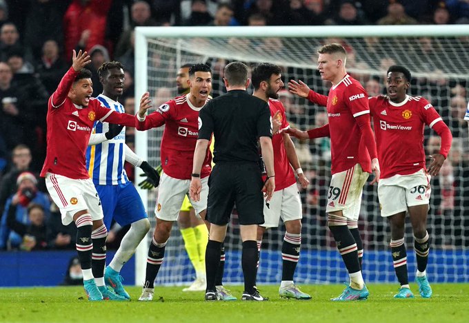 MUnitedEs's tweet photo. OFICIAL: El Manchester United ha sido acusado por la FA por no controlar a sus jugadores desde de la tarjeta roja de Lewis Dunk.

El club tiene hasta el lunes para apelar la decisión. https://t.co/FYmE0QPcR2