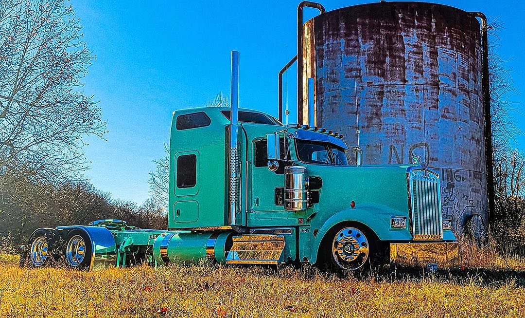 I wonder which tires traction tread he has to be confident to haul all that weight🔥🔥

#TruckersNotTrudeau #TruckersForFreedom2020