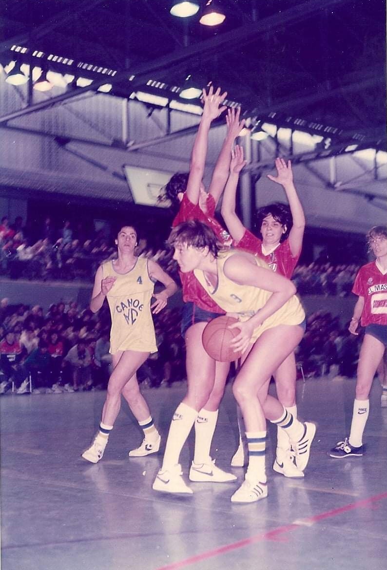 DeporteVintage's tweet photo. #RosaCastillo #AnnaJunyer #CheloMtez #RoserLlop y #WonnyGeuer miticos duelos del baloncesto femenino de los 80 #Comansi @masbol1935 🆚 @realcanoe 1984/85 #ElMasnou 📸 Archivo Fornies https://t.co/02q1Oqplq8