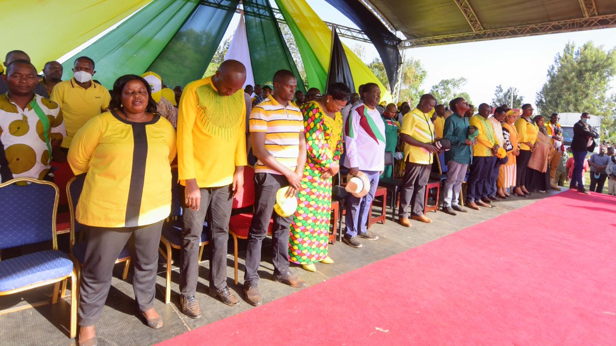 WilliamsRuto's tweet photo. Was accompanied by party leaders @MusaliaMudavadi and @Wetangulam at Kimorori grounds in Kenol, Murang'a County. MPs @HonKangata (Mùrang'a), @Gachagua_R (Mathìra), @NdindiNyoro (Kìharù), @WahomeHon (Kandara), @HonJumwa (Malindi), @HonFaithGitau19 (Nyandarùa), ... https://t.co/VWHGG4hGoX