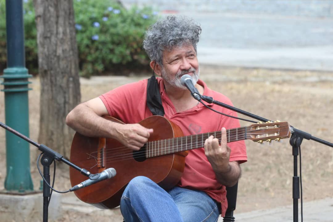 Hoy #16Feb cantores rindieron homenaje musical a #AlíPrimera en la plaza que lleva su nombre –antigua plaza Henry Clay– en Av Lecuna de #Caracas al cumplirse 37 años de su prematura partida física. Hasta allí llegó, flor en mano, su esposa y compañera Sol Musset. 
#Venezuela