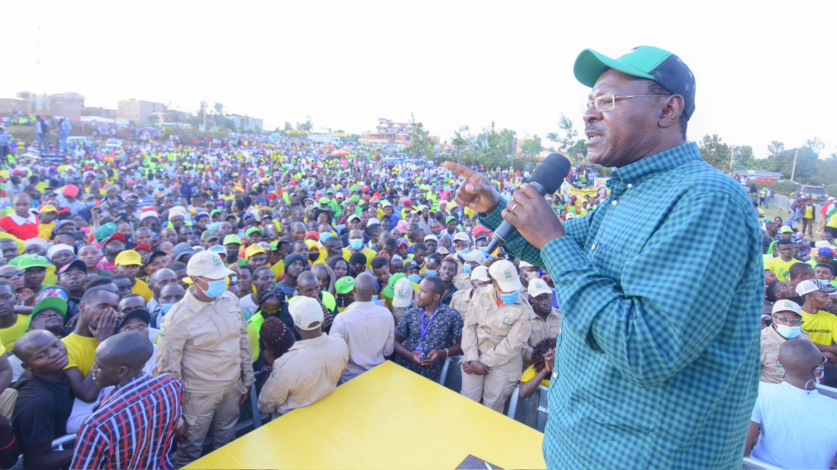 WilliamsRuto's tweet photo. Was accompanied by party leaders @MusaliaMudavadi and @Wetangulam at Kimorori grounds in Kenol, Murang'a County. MPs @HonKangata (Mùrang'a), @Gachagua_R (Mathìra), @NdindiNyoro (Kìharù), @WahomeHon (Kandara), @HonJumwa (Malindi), @HonFaithGitau19 (Nyandarùa), ... https://t.co/VWHGG4hGoX
