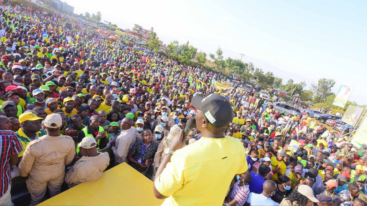 WilliamsRuto's tweet photo. Was accompanied by party leaders @MusaliaMudavadi and @Wetangulam at Kimorori grounds in Kenol, Murang'a County. MPs @HonKangata (Mùrang'a), @Gachagua_R (Mathìra), @NdindiNyoro (Kìharù), @WahomeHon (Kandara), @HonJumwa (Malindi), @HonFaithGitau19 (Nyandarùa), ... https://t.co/VWHGG4hGoX