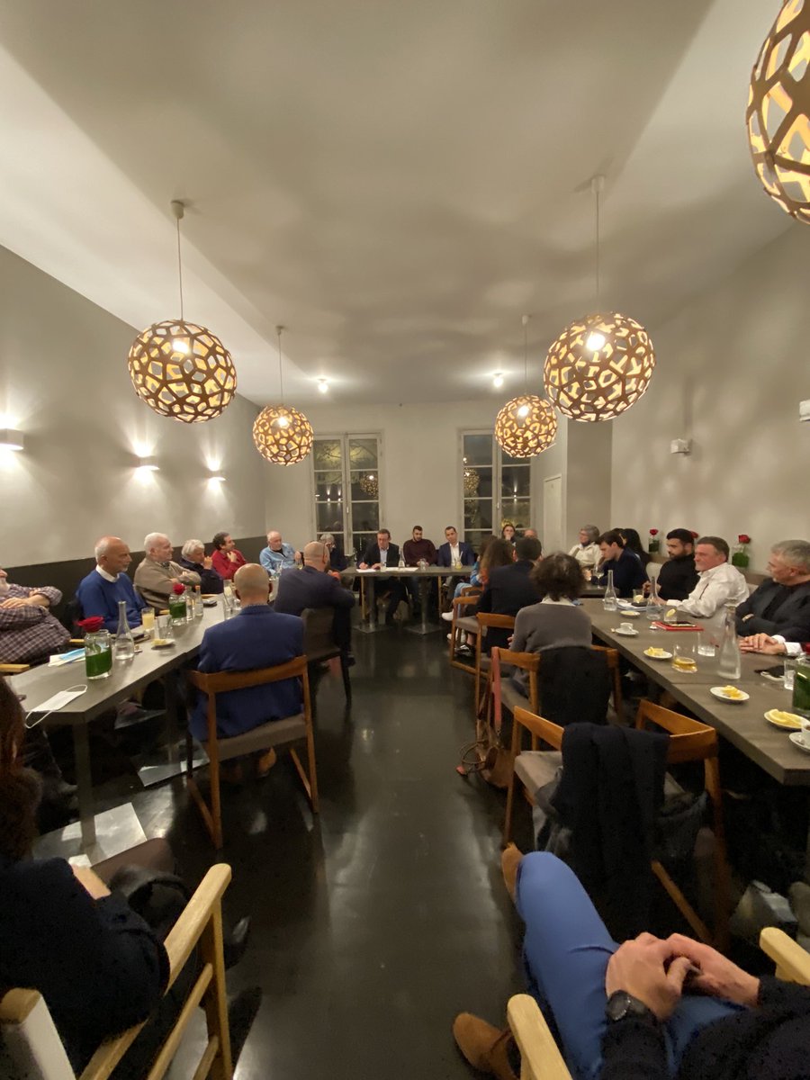 HorizonsAix's tweet photo. 🔵 « Voir loin pour faire bien » ! Ce soir, nous sommes réunis autour du bâtonnier @Philippe_Kln, délégué municipal d’@HorizonsAix  #JeRejoinsHorizons  🍺 🚀 https://t.co/kuxNC01CcE