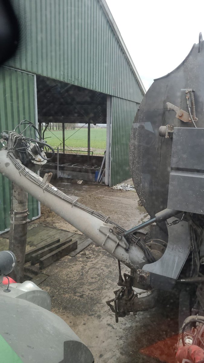 Het mest seizoen weer gestart, vanaf dit jaar zijn alle mest machines voorzien van luchtdrukwissel.
