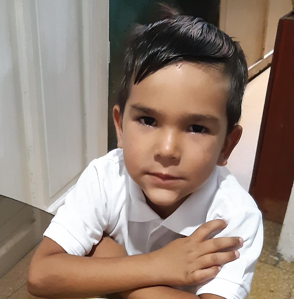 dar39ling's tweet image. Buenas tardes...ya todos conocen a Samir, el maracucho consentido de mi pandilla....el necesita unos zapatos talla 29, los que tiene le quedan apretados...me ayudan con un Rt para conseguirle un par en buen estado...#Gracias a todos