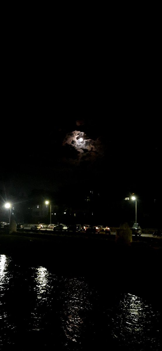 बादलों में छुप रहा है चांद क्यों....❤️
#Poornima #MoonObsession