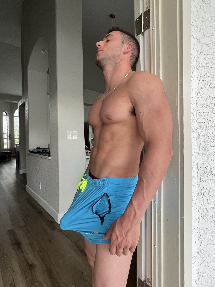 Retweet if you would bottom 😋