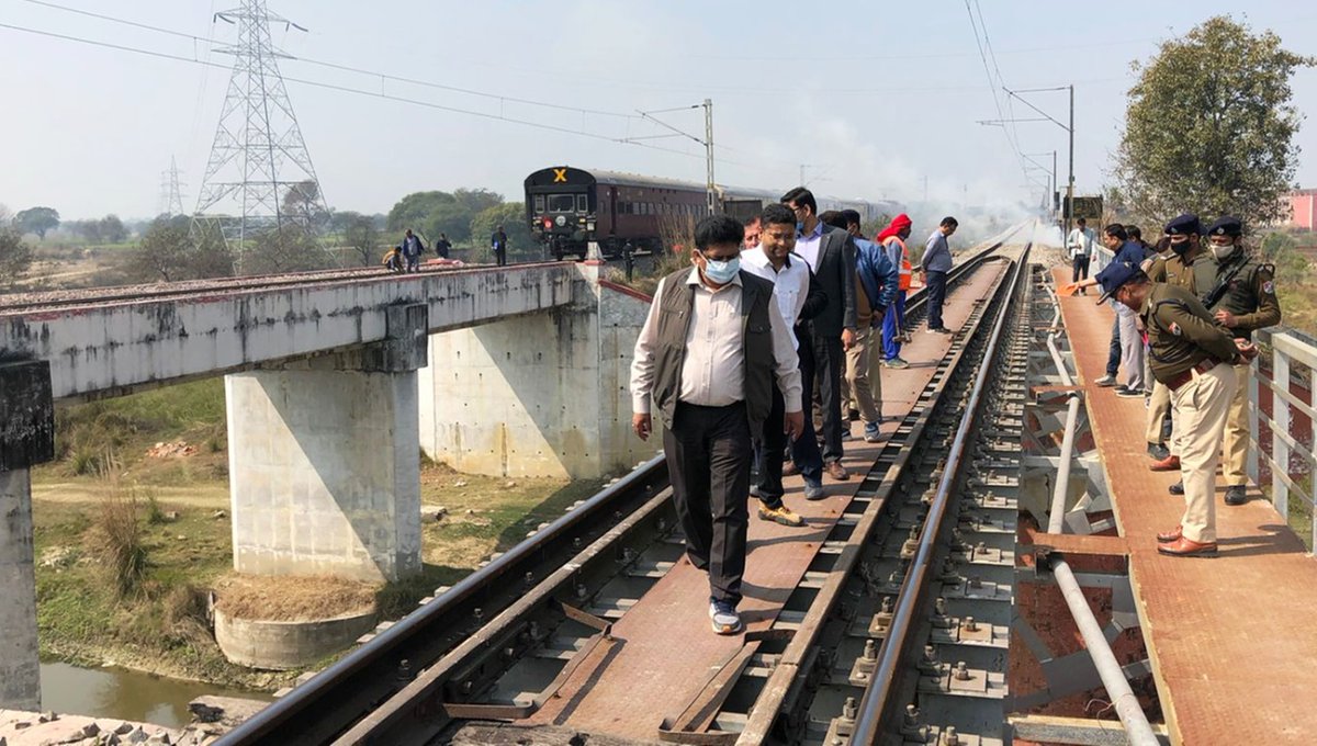 drm_lko's tweet photo. आज वाराणसी जं०,भदोही,चिलबिला एवं अयोध्या कैंट रेलखंड का निरीक्षण किया I इस निरीक्षण कार्यक्रम में वाराणसी जं, चौखंडी, कपसेठी, मोरवा व वरुणा पर बने रेलवे पुल, भदोही, बादशाहपुर में समपार गेट, पिरथी गंज, चि���बिला, स्टेशनो पर संरक्षा तथा रेल संचालन से जुड़े अभिलेखों की जांच की गई। https://t.co/THKKIUa79n