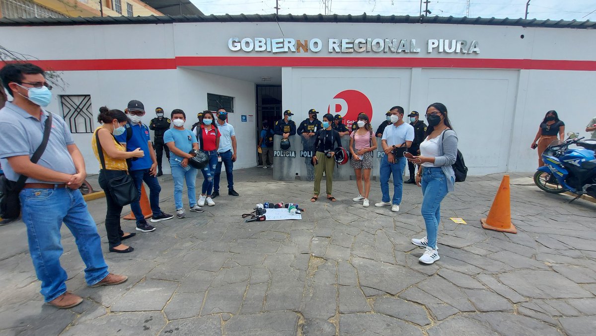 CindyChanduvi's tweet photo. 🆘️Tras las restricciones a la prensa en el Gore Piura un grupo de periodistas de diferentes medios nos reunimos para un plantón. La respuesta del gobernador Servando García: enviar a la USE @PoliciaPeru
@ANP_periodistas @Defensoria_Peru @IPYS https://t.co/nTZXasBPvM