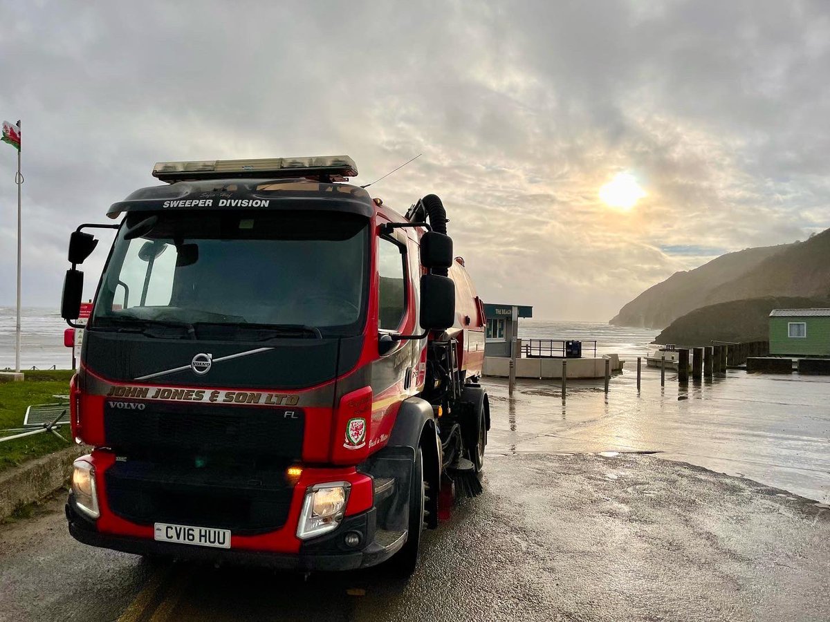 JJ_tippertrucks's tweet photo. Keeping the car park and access road clean at the Pendine Tourism Attractor Project #roadsweeper #Pendine #sendforJJ https://t.co/dkpZRzqmFO