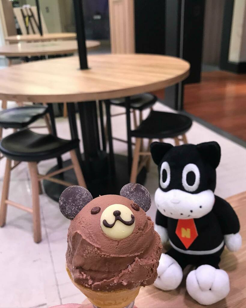 _aitsuntsun's tweet photo. #ヴィーナスフォート 3階のフードコートは、もう #rubycafe しか残ってなかった。
#ブルーシール の #ズーズーシール っていうアイスを発見!
クマの形とうさぎの形のアイスがあったよ。
私はクマをチョイス。
#のらくろの旅 #のらくろ #venusfort #blueseal #zoozooseal https://t.co/ADHHF8A7Su