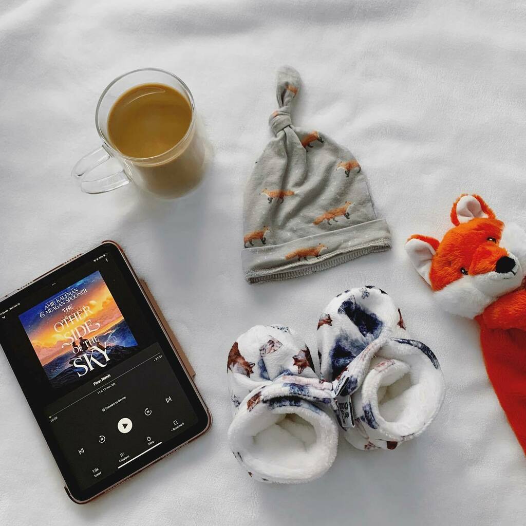 Journée relaxe à finaliser la valise d’hôpital en écoutant un livre audio 😌☕️🎧 Ça s’en vient tellement vite, c’est fou ! 
Pour ceux qui ont déjà des petits humains, quels sont vos « must » pour l’hôpital? 🧳🤰🏻
.
.
.
#37weekspregnant #babyboy #babyclot… instagr.am/p/CaDAfTBLZjM/