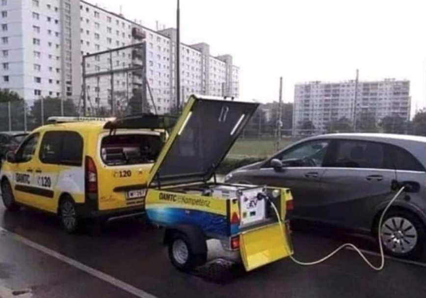 SocialDrive_es's tweet photo. Una camioneta diésel con un generador de gasolina cargando un coche eléctrico

El futuro es brillante https://t.co/x9CxoMVKg7
