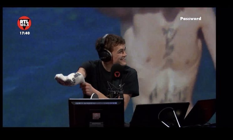 themoonknows2_8's tweet photo. Io ancora ferma a Blanco che va in radio in pigiama e ciabatte, si leva la calza in diretta e se la infila al braccio 
È così sconnesso che non puoi non amarlo https://t.co/8oq8SE3gSc