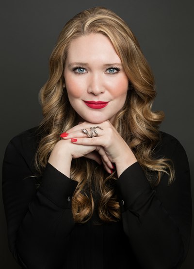 semspoiler_'s tweet photo. J.K. Rowling perde o posto de autora mais vendida do ano no Brasil pela primeira vez em vinte anos para Sarah J. Maas. Segundo a Nielsen, a autora de "Corte de espinhos e rosas" já vendeu mais de um milhão e meio de exemplares de seus livros no país. https://t.co/T407zqJZSf https://t.co/XINvAQjqf6
