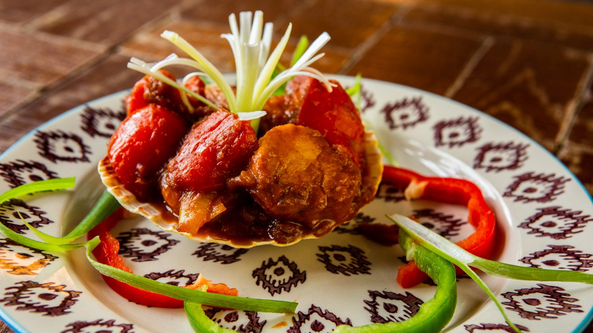 🍽️ Book your table in Sea Spice and tuck into 1 of our most popular starters, the Hand Dived Peppered Scallops! Pan fried, tossed with ginger, garlic, bell peppers, onion &amp; black pepper. Cooked in an onion &amp; tomato sauce &amp; mild spices, tasty 😍 seaspice.co.uk/menus/main-menu