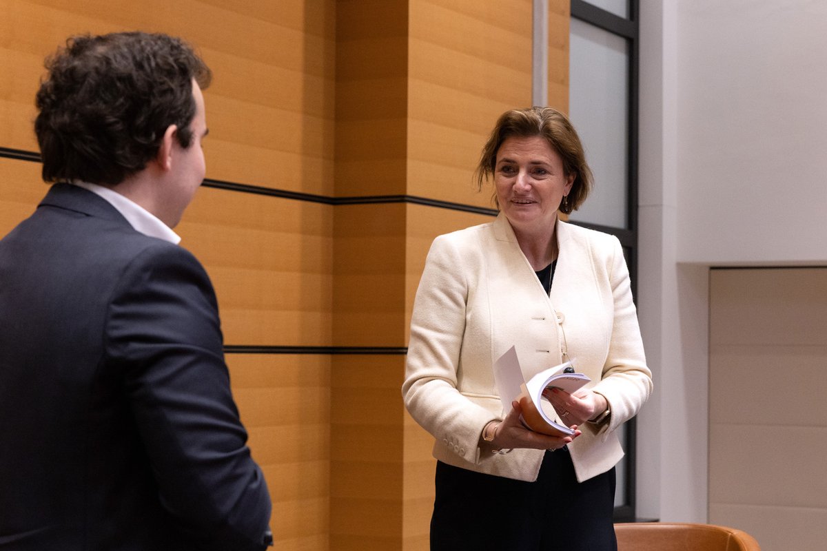 SER_NL's tweet photo. Minister @karienvangennip sprak bij het #SERJongerenplatform met voorzitter @MauriceKn en #jongeren o.a. over #mentaalwelzijn en de Verkenning 'Veelbelovend'👉https://t.co/zLufu7UY13 "We moeten iets doen aan ongelijkheid tussen generaties en tussen jongeren onderling" https://t.co/kE3fnPqxKU