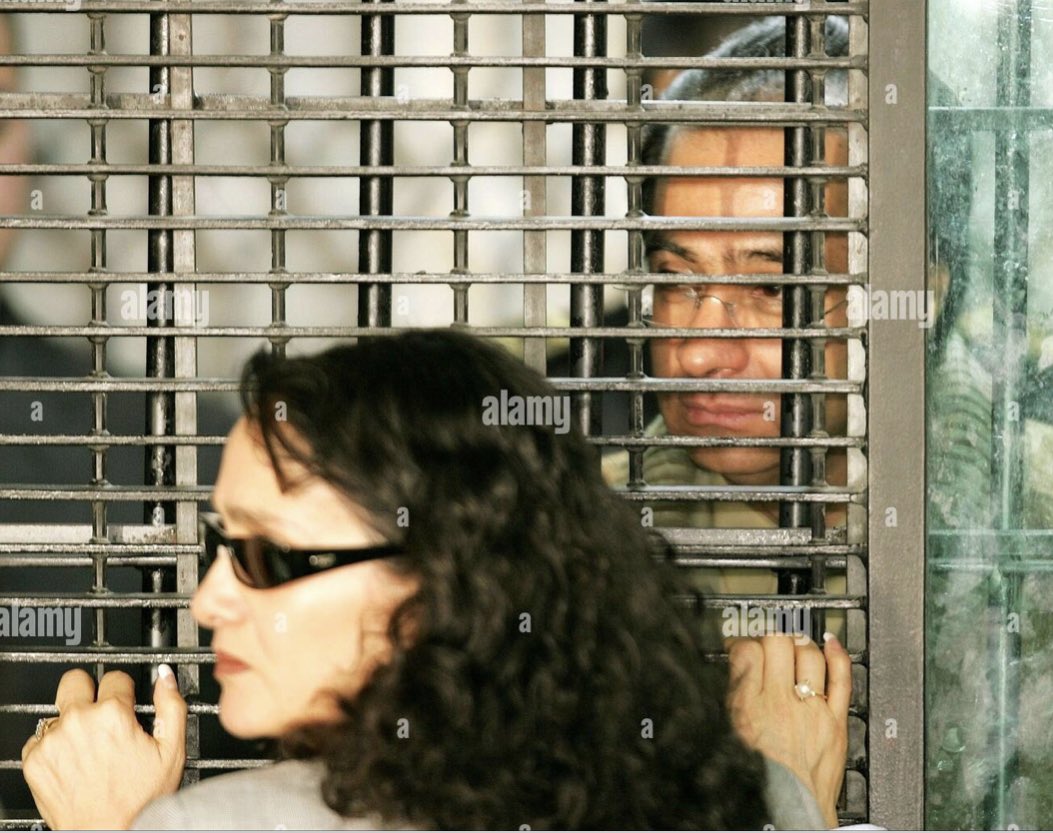 <a href="/CarlosLoret/">Carlos Loret de Mola</a> “… hay que unirse. Hay que organizarse”

¿Así?