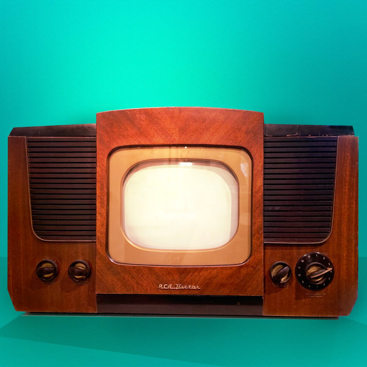 TCNJSarnoff's tweet photo. This is the RCA 8TS-30 Black and White TV from 1948! This TV is one of the highlights of the Sarnoff Collection. It features a 10-inch screen and a mahogany cabinet, and it was hugely popular.📺#vinatgeelectronics #sarnoffcollection #TCNJ #oldtechnology #RCA https://t.co/5ulRZMVhwt