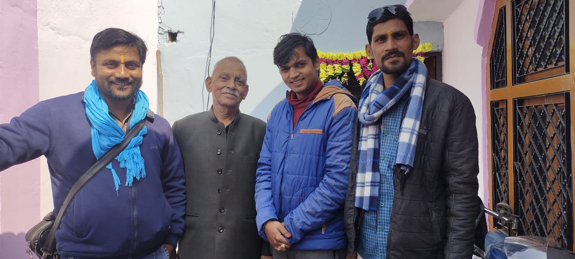 Prafull57455308's tweet photo. जनपद के  समाचार पत्र के  प्रतिनिधि हर्षित सिंह के नगर पंचायत इल्तिफातगंज आजाद नगर निज आवास पर  विवाह निमंत्रण के  पहुंचे  आशीर्वाद देने हिंदी दैनिक समाचार पत्र फैजाबाद की आवाज के संपादक श्री सुरेश पाठक,इस अवसर पर मुझे भी साथ रहने का मौका मिला।प्रतिनिधि शेर बहादुर यादव, https://t.co/e1f3GOC1W4