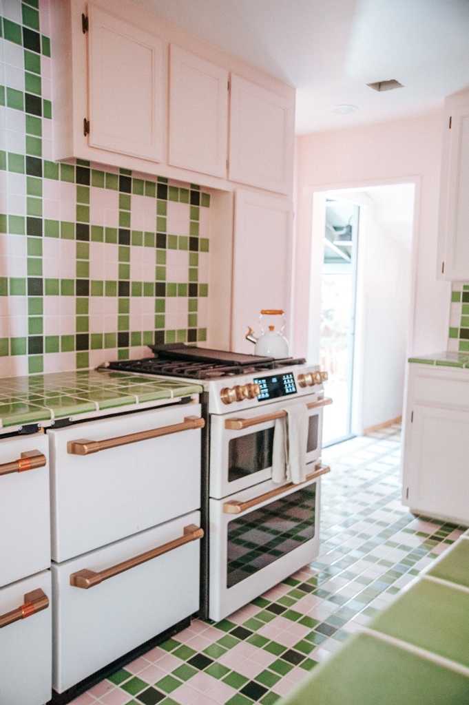 fireclaytile's tweet photo. Claire Thomas's Hollyhock Cabin won't just transport you to the alpine 🌲, but to another time altogether 🕰️!
https://t.co/BKPyEEkdtJ
-
#fireclaytile #backsplash #tile #tilebacksplash #3x3tile #plaiddesign #greentile #pinktile #retrodesign #interiordesign https://t.co/g1cEeucoWH