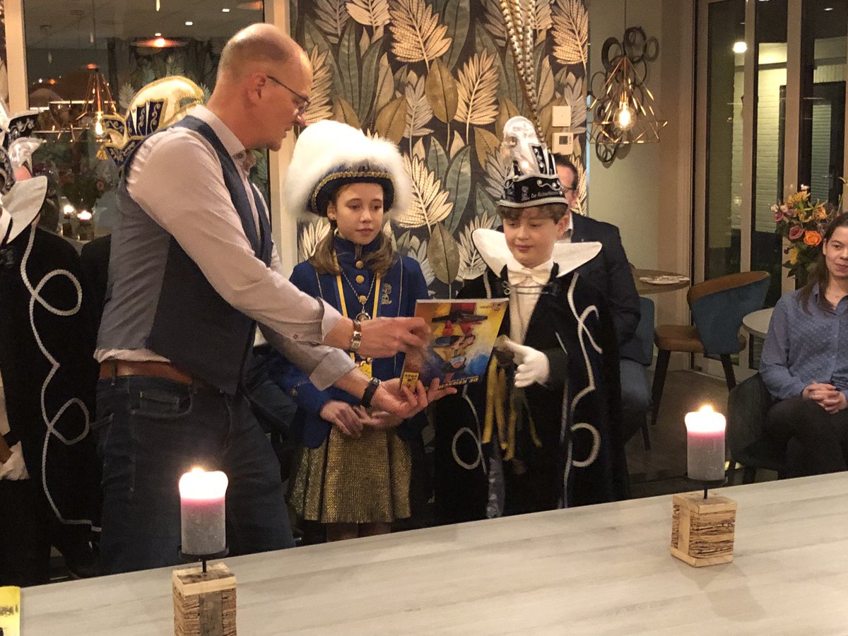 Jeugdpríns Miel d'n Twedde en zien dansmarietje Ieke ôntvange 't örste eksemplaar vân de ni-je karnavalskránt.