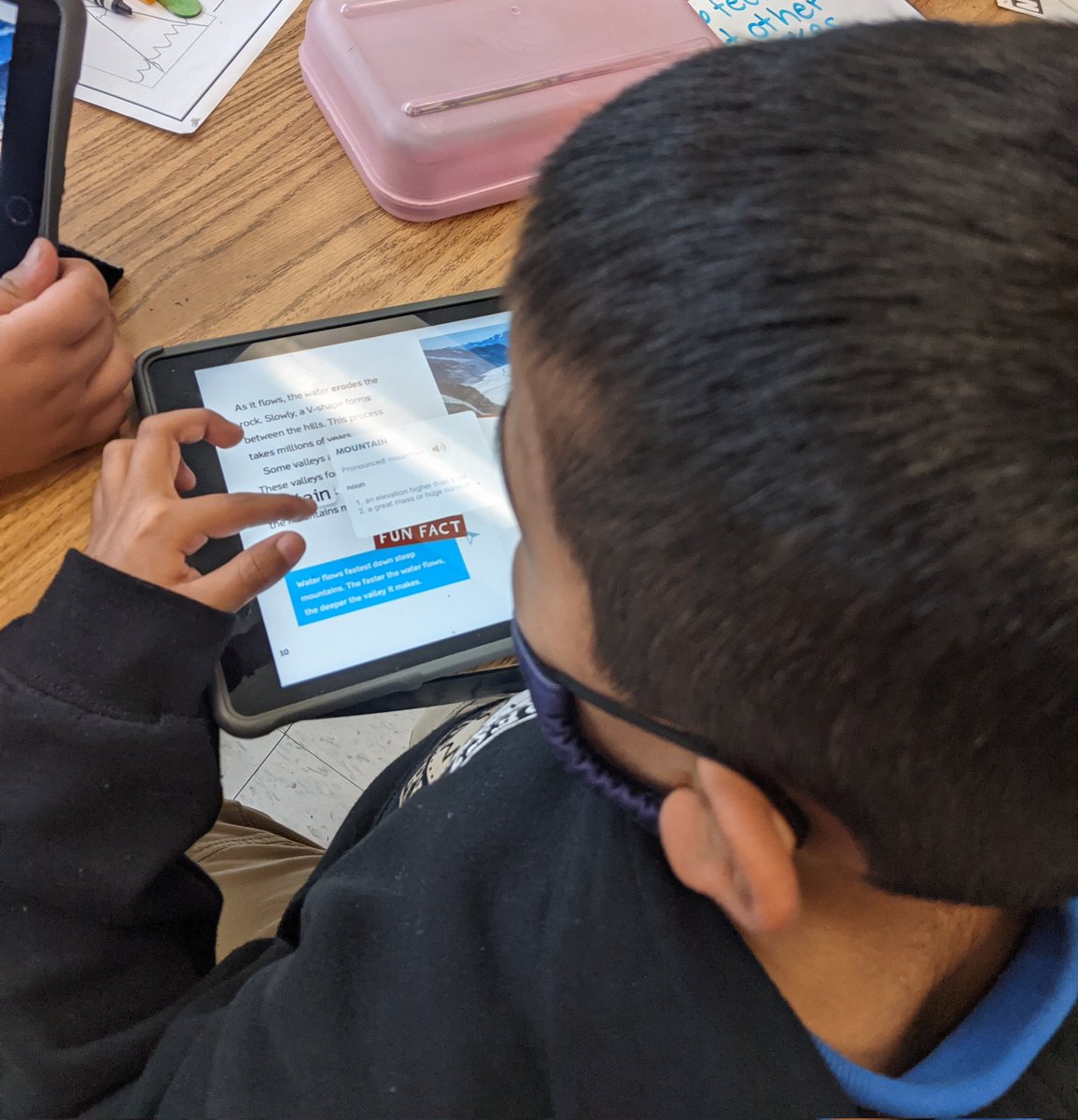 librarylifesja's tweet photo. We discovered today that holding down a word on Epic lets you hear the word and gives you a definition. Watching them discover new words is so cool. #research #firstgradefirstplace https://t.co/j0lw2Zw7Go