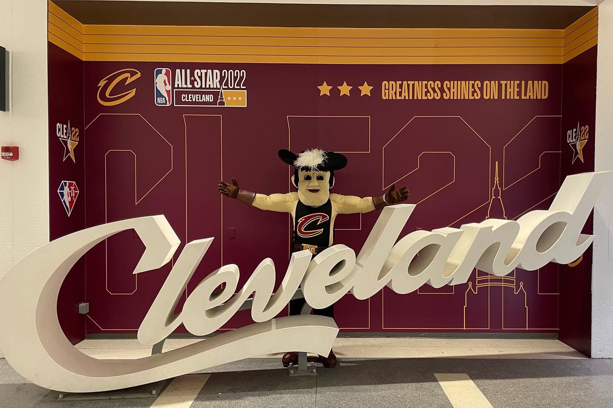 Happy 216 Day! 🌟
Surprise and delight by <a href="/CavsSirCC/">Sir CC</a> this morning at CLE Hopkins Airport ✈️  #NBAAllStar #WhereCLEturnsUp #LetEmKnow