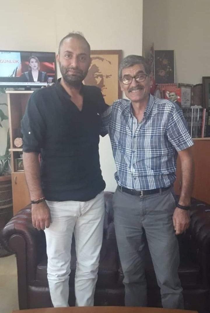 farukmalik1's tweet photo. Onurlu gazeteciler ,onurlu bir halkimiz oldugu surece butun baskilara boyun egmeyiz biatci degiliz https://t.co/ZvfCyUOJqi