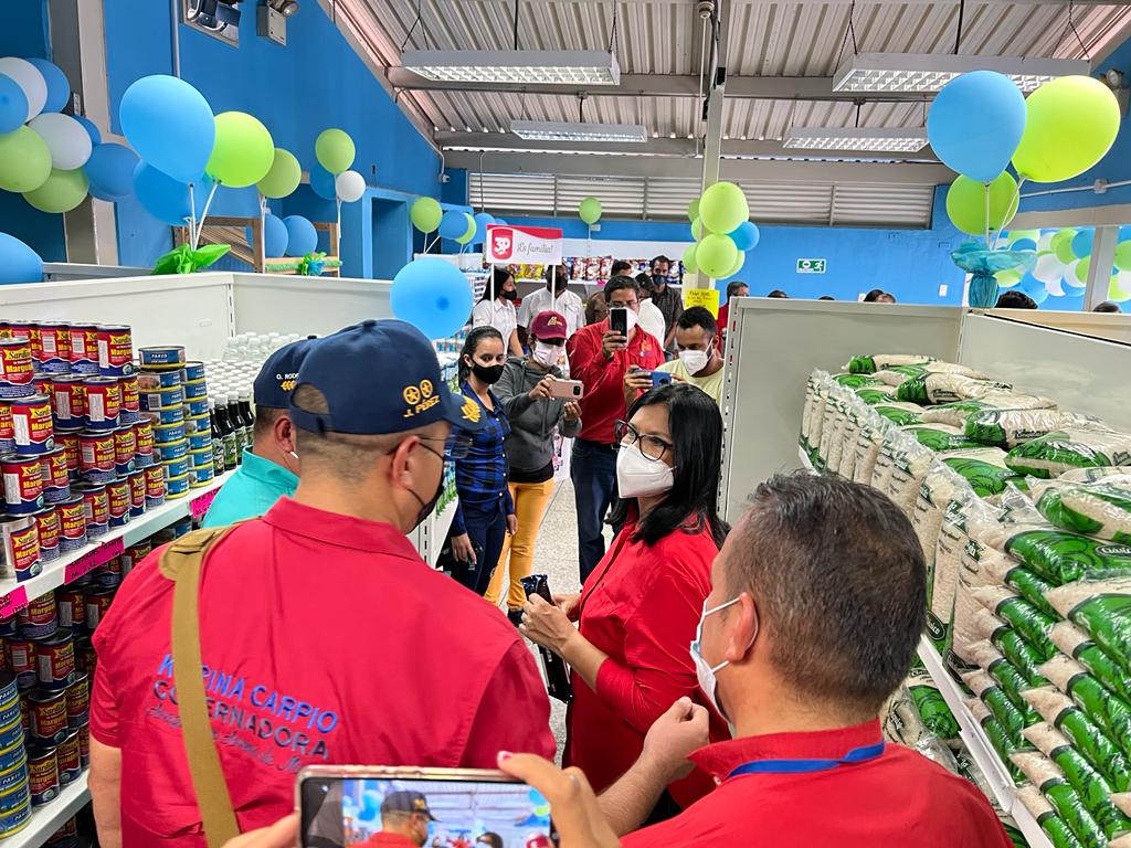 GobiernoAragua_'s tweet photo. AHORA | Gobernadora @Soykarinacarpio encabeza Reinauguración de Mercal Bicentenario, ubicado en el Sector La Herrereña del municipio Santiago Mariño, el cual beneficiará a las comunidades de La Herrereña, Bicentenario, La Caprotana y Guasimal. https://t.co/mk0OKn8xqx