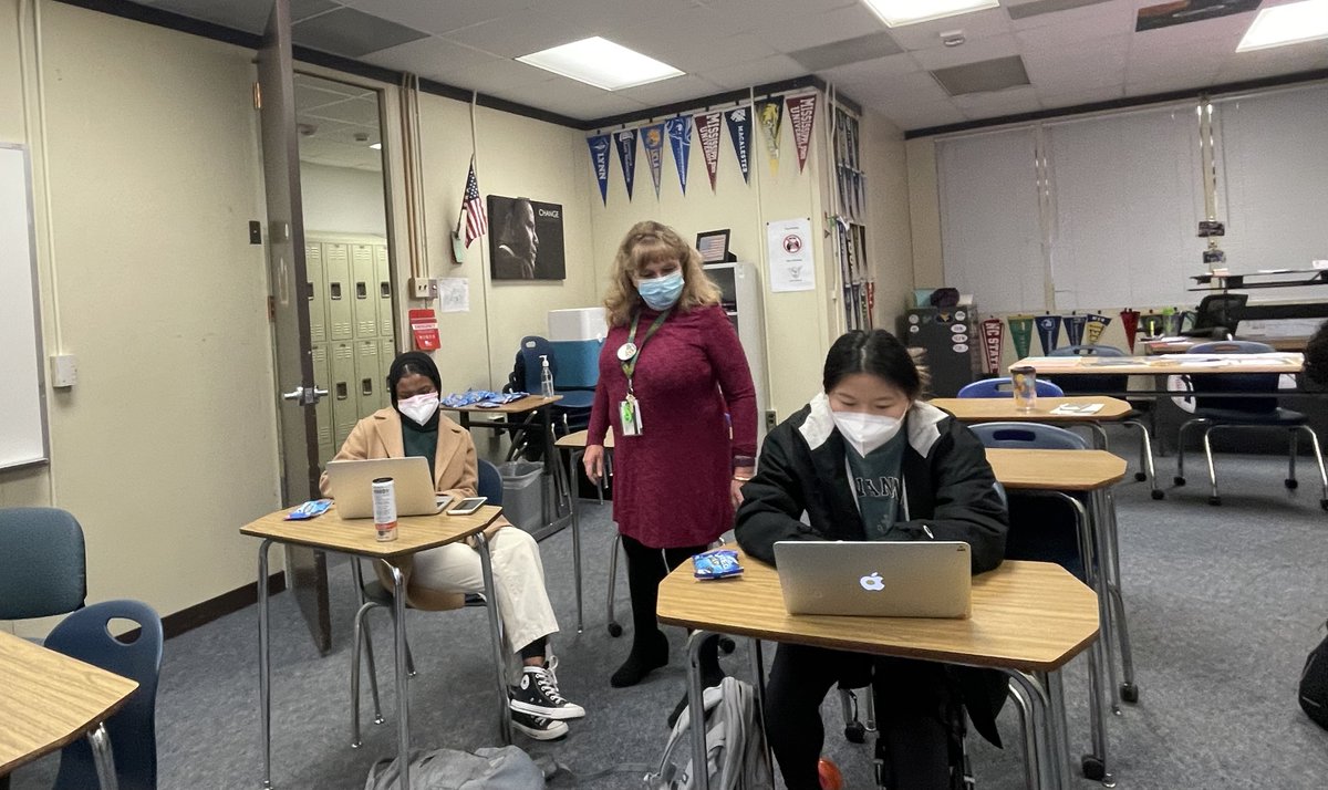 MrDeRocco's tweet photo. 13% of @arlingtontechcc @APSCareerCenter graduates will be earning their associates degrees though our @APSNOVAPartners  DE program. Today they registered for NVCC's spring 2022 graduation! We have some of the finest students in APS!
@Margaretchungcc https://t.co/fJgg0lsIGC
