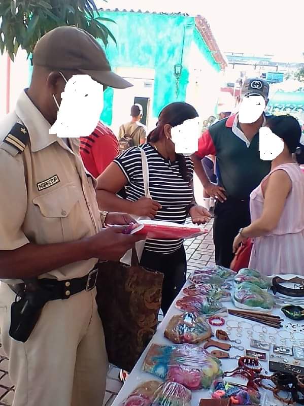 JorgeAlvarezAl5's tweet photo. Se realiza inspección integral al uso ilegal de especies en artesanía en ferias  de la ciudad de Santiago de Cuba. Se detectan violaciones y se aplican las sanciones. Coordinada por @OCitma se realiza de forma conjunta con  Dirección de Supervisión, la ONIE y la PNR @citmacuba. https://t.co/qbCLrnCtvu