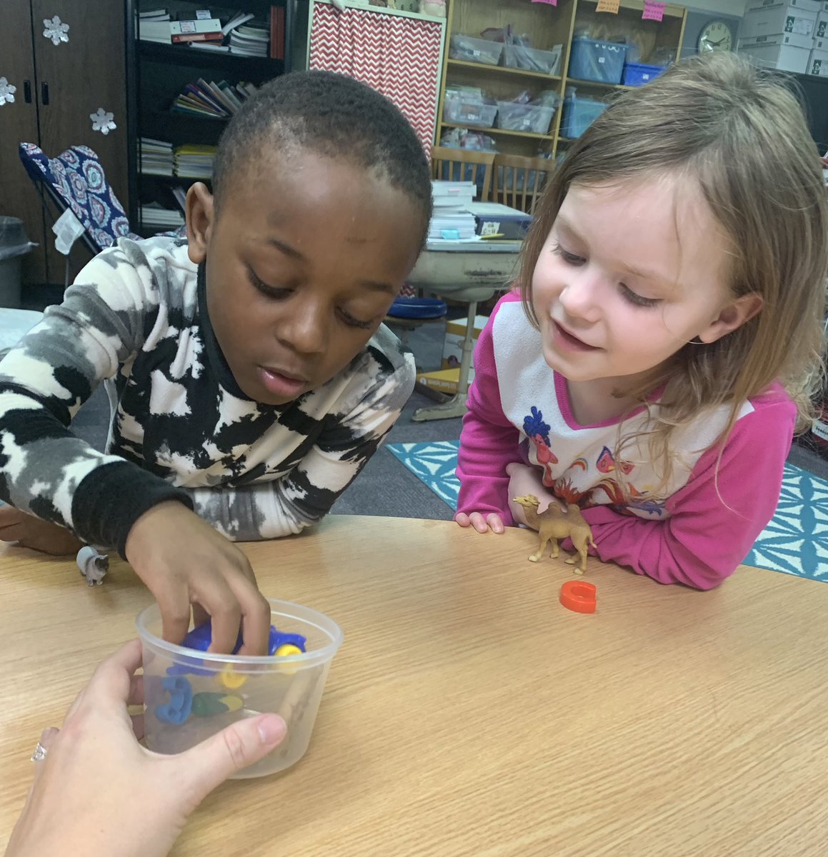 Kindergarten students are learning their letters and sounds by identifying objects with correlating beginning sounds. 🚗🐫🍪 #METeach <a href="/IMSEOG/">Institute for Multi-Sensory Education</a>