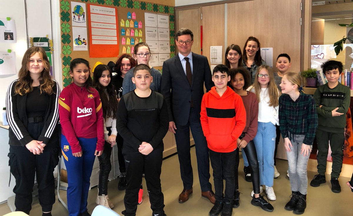 BasvdTillaar's tweet photo. Vandaag gastles op BS St.Jozef @gem_vlissingen . Thema: hoe wordt Nederland bestuurd? Dank voor de inzet en ontvangst groep8 ! #IMCbasis https://t.co/qIshsKBwA4