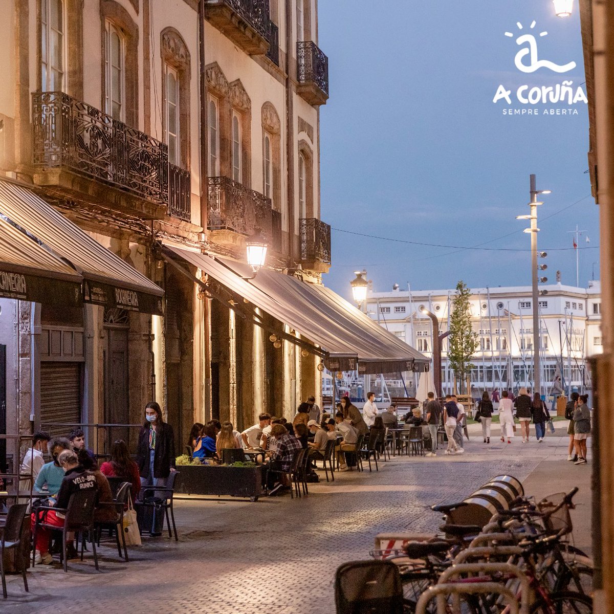 🥰 Si algo te atrapará de A Coruña es su ambiente, sus calles, su bullicio y su gente. No pierdas la oportunidad de dar un paseo y descubrir paso a paso el sentir de la ciudad
#SiempreAbierta