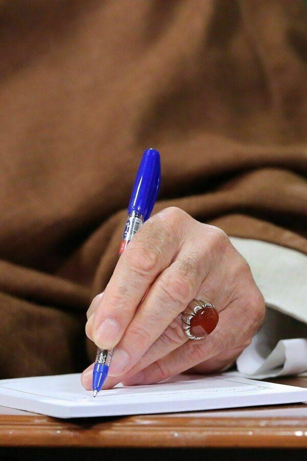 BanoMousavi's tweet photo. تصویری که تولیدکننده از تلاش رهبر انقلاب برای ترویج استفاده از نوشت ابزار ایرانی از آن یاد کرد. 
#صنعت_افتخارآفرین https://t.co/NwBP4M8lu6