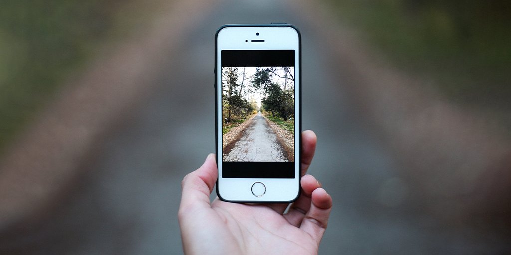 смартфон самсунг гэлакси 48 мегапикселей. смартфоны. смартфоны самсунг сравнение моделей. большой выбор телефонов. человек со смартфоном.